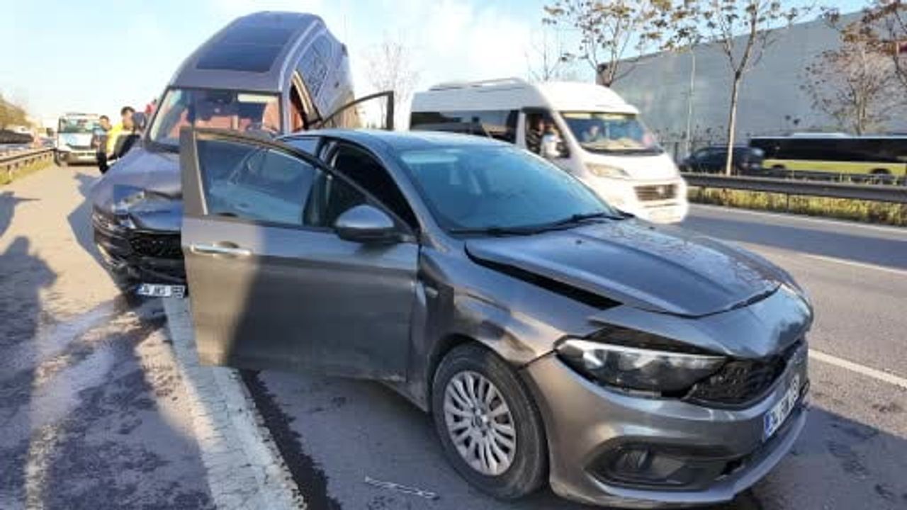 Kartal'da D-100'de 4 aracın karıştığı zincirleme kaza: 5 kişi hafif yaralandı