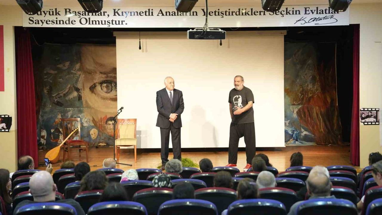 Kartal’da tiyatro haftası: Kavuklu Hamlet ve Gitsinler Mi? Derviş izleyicilerle buluştu