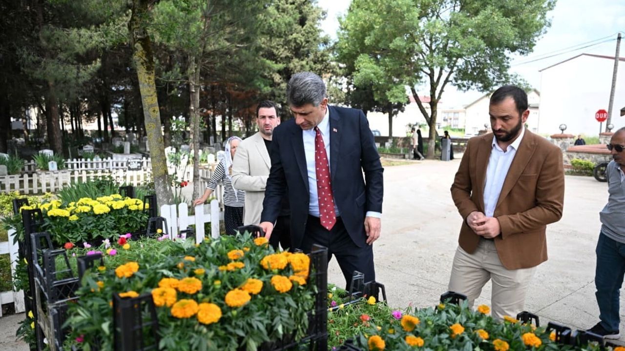 Kartepe Belediyesi, Kurban Bayramı Arifesi'nde Mezarlıklarda Binlerce Çiçek Dağıttı