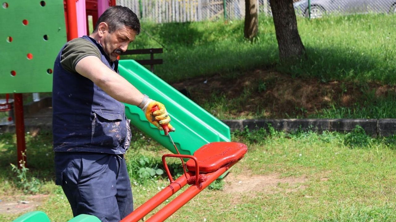 Kartepe'de çocuk parklarında bakım ve yenileme çalışmaları sürüyor