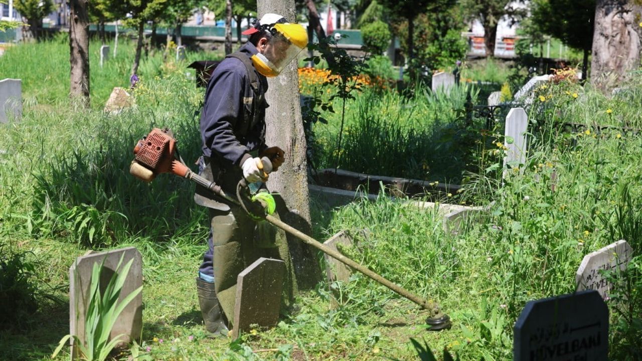 Kartepe’de mezarlık ve yeşil alanlar Kurban Bayramı öncesi kapsamlı hazırlığa alındı