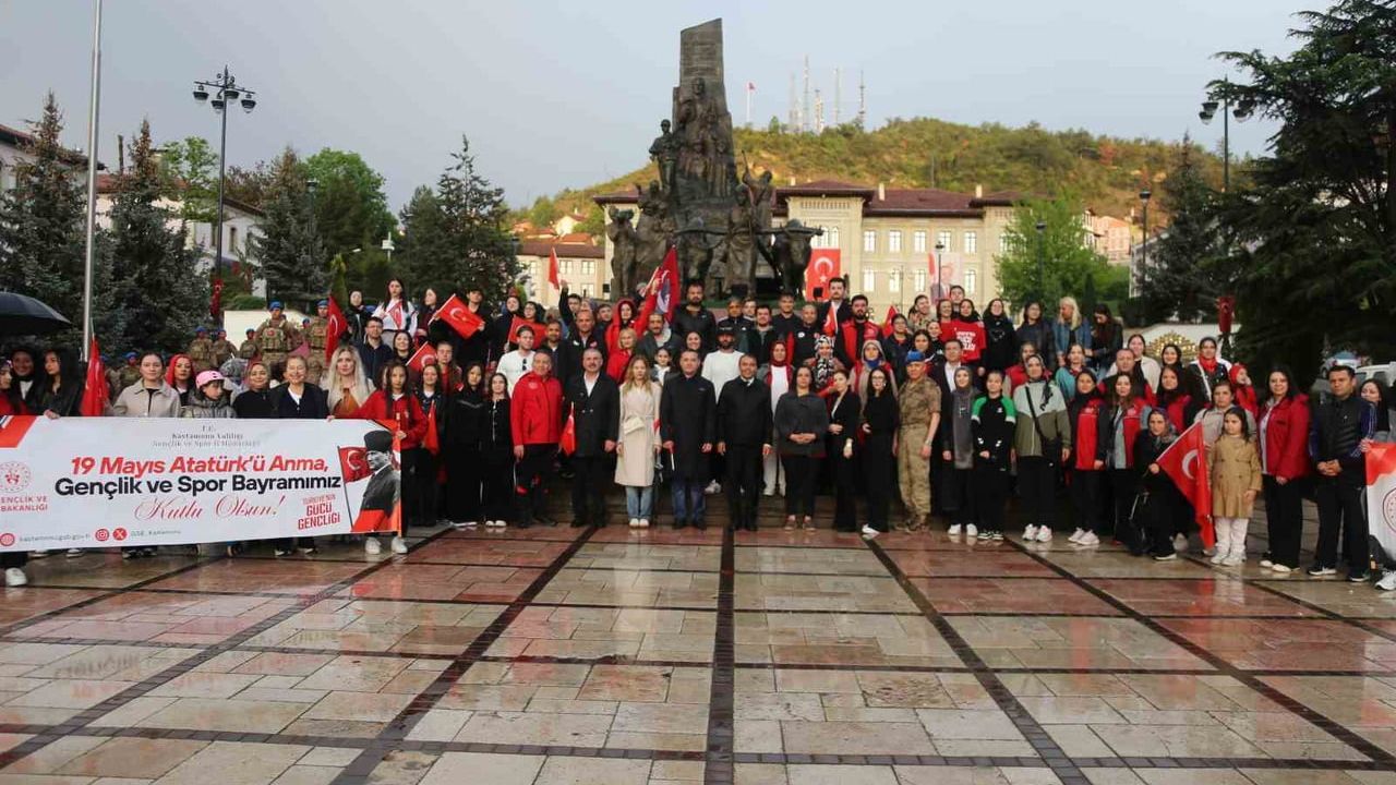 Kastamonu'da 19 Mayıs'ta sağanak altında Gençlik Yürüyüşü