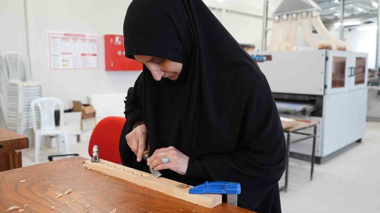 Kastamonu'da 'Ahşap Şekillendirici Kursu' ile ahşap oyma sanatı gençlere aktarılıyor
