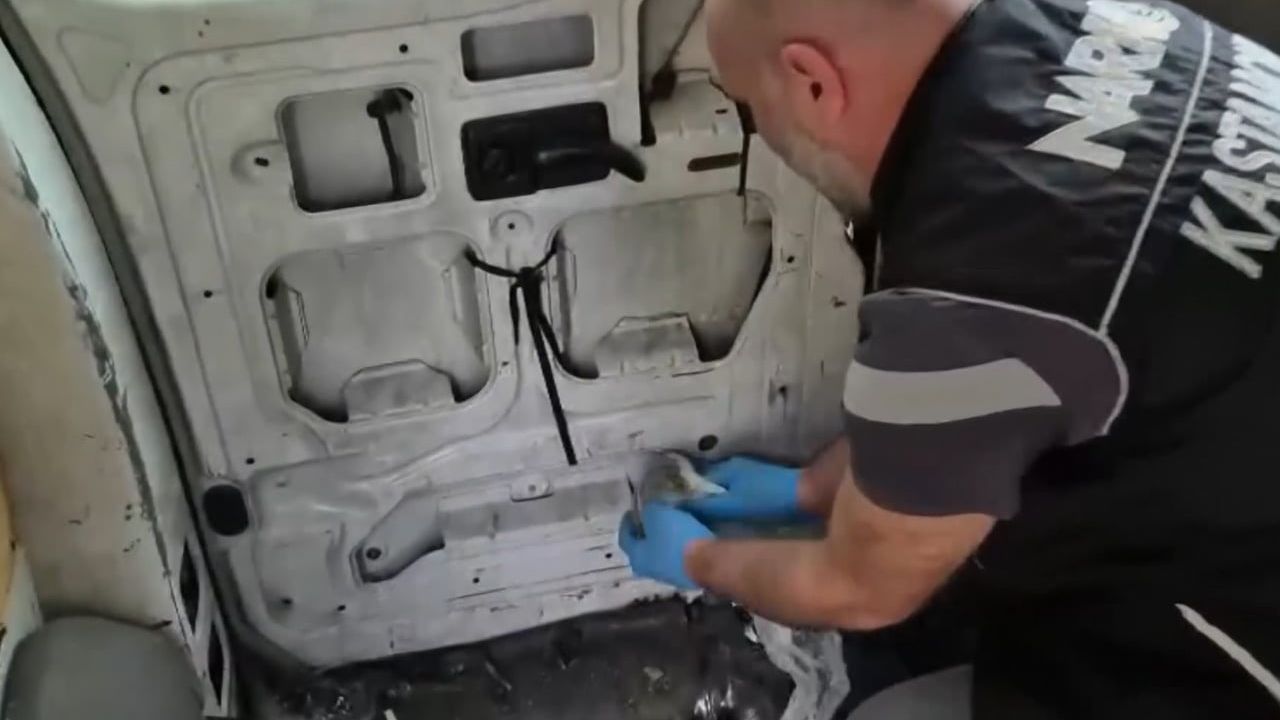 Kastamonu’da araç kapısına gizlenen uyuşturucu ele geçirildi: 3 gözaltı
