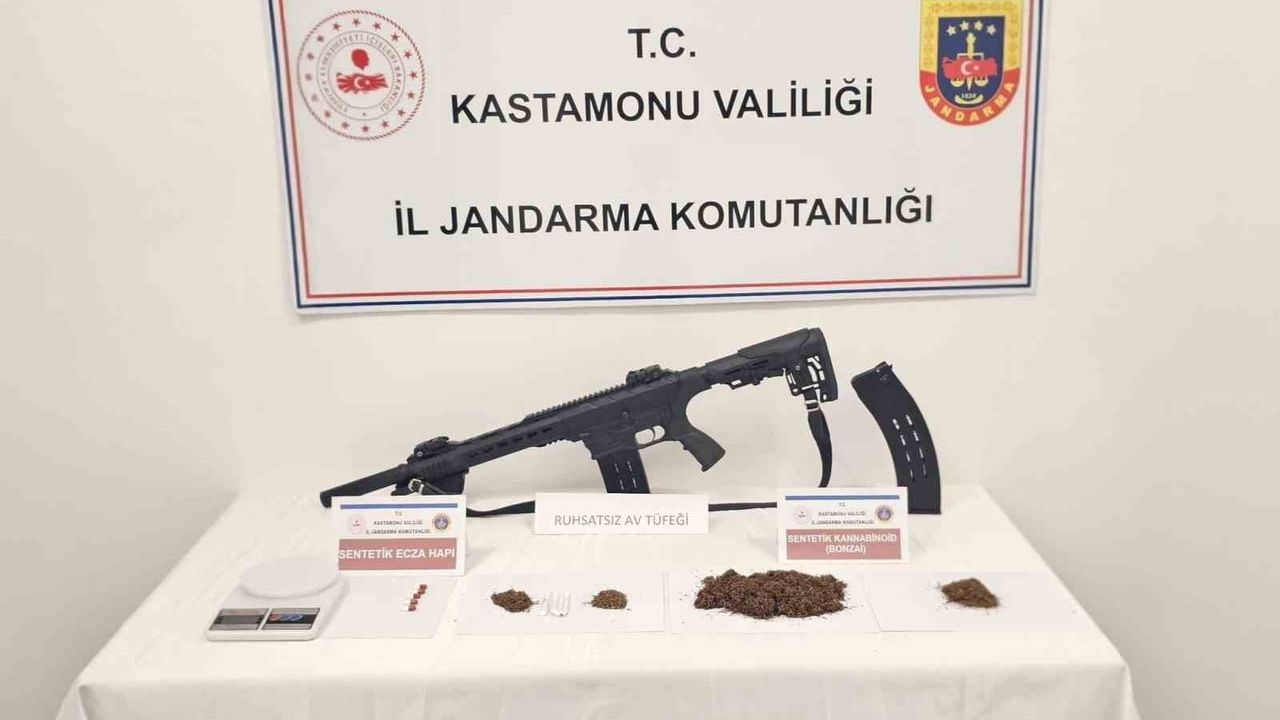 Kastamonu’da araçta 5 bin 968 sentetik ecza hapıyla yakalanan sanıklardan biri adli kontrolle tahliye edildi