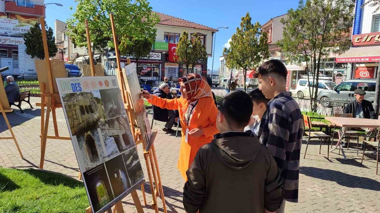 Kastamonu'da 'Bir Şehir, Bin Hikaye' fotoğraf sergisi kent merkezinde sanatseverlerle buluştu