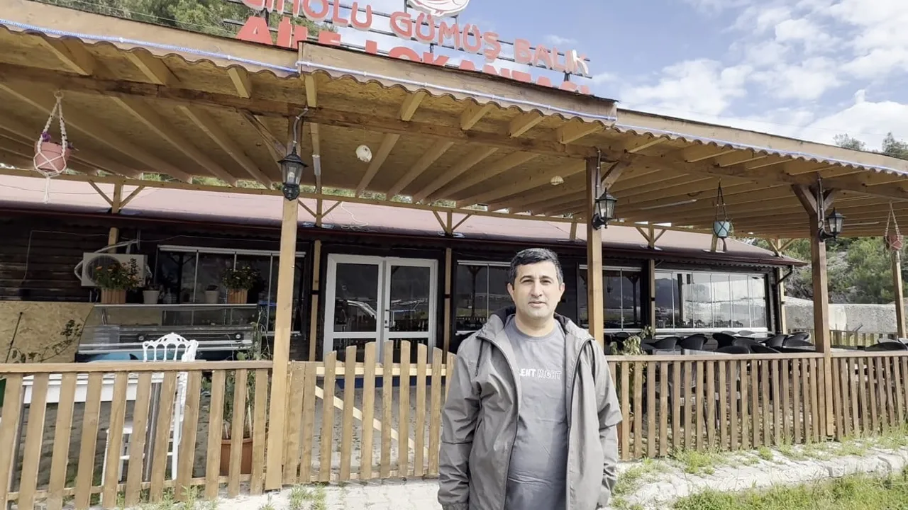 Kastamonu’da deniz kıyısında balık yiyen ayı, balıkçının cep telefonu kamerasına yansıdı