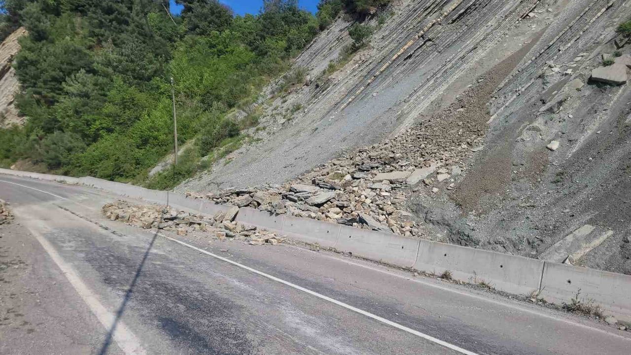 Kastamonu'da İnebolu-Abana kara yolu heyelan nedeniyle ulaşıma kapandı