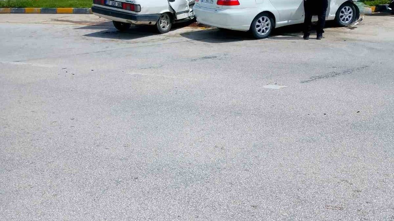 Kastamonu'da kavşakta iki otomobil çarpıştı: 8 yaralı