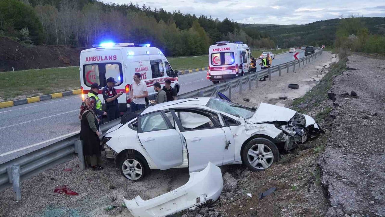 Kastamonu’da lastik patlaması sonucu takla: 4 kişi yaralandı