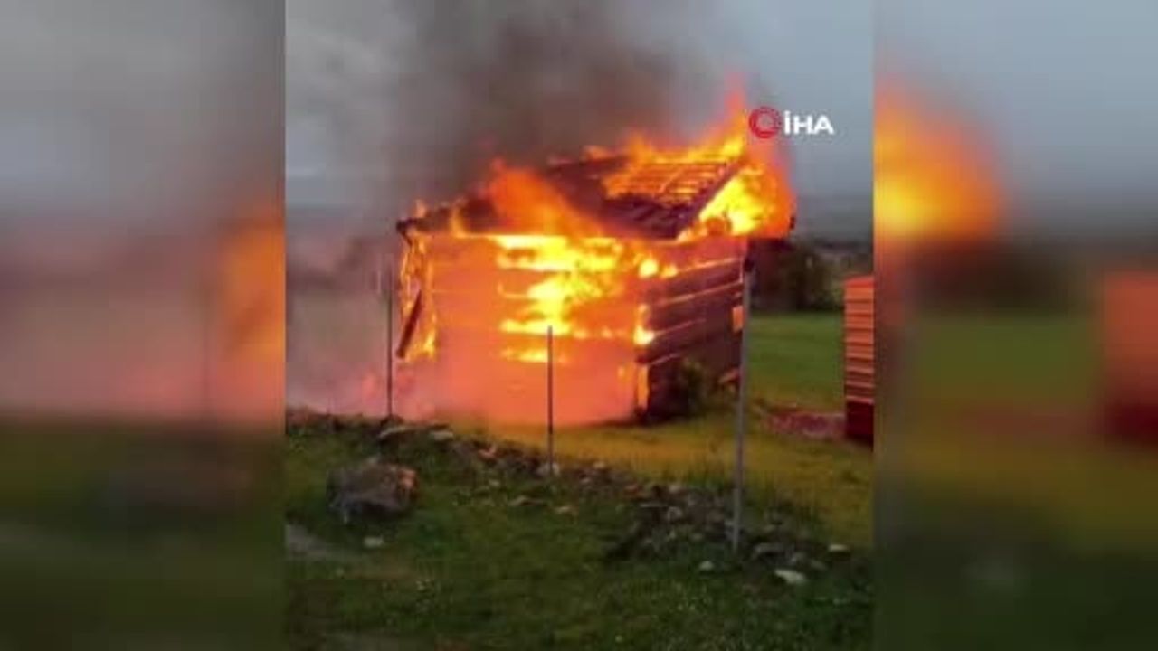 Kastamonu'da sağanak sırasında yıldırım isabet eden ahşap kulübe yanarak kullanılamaz hale geldi