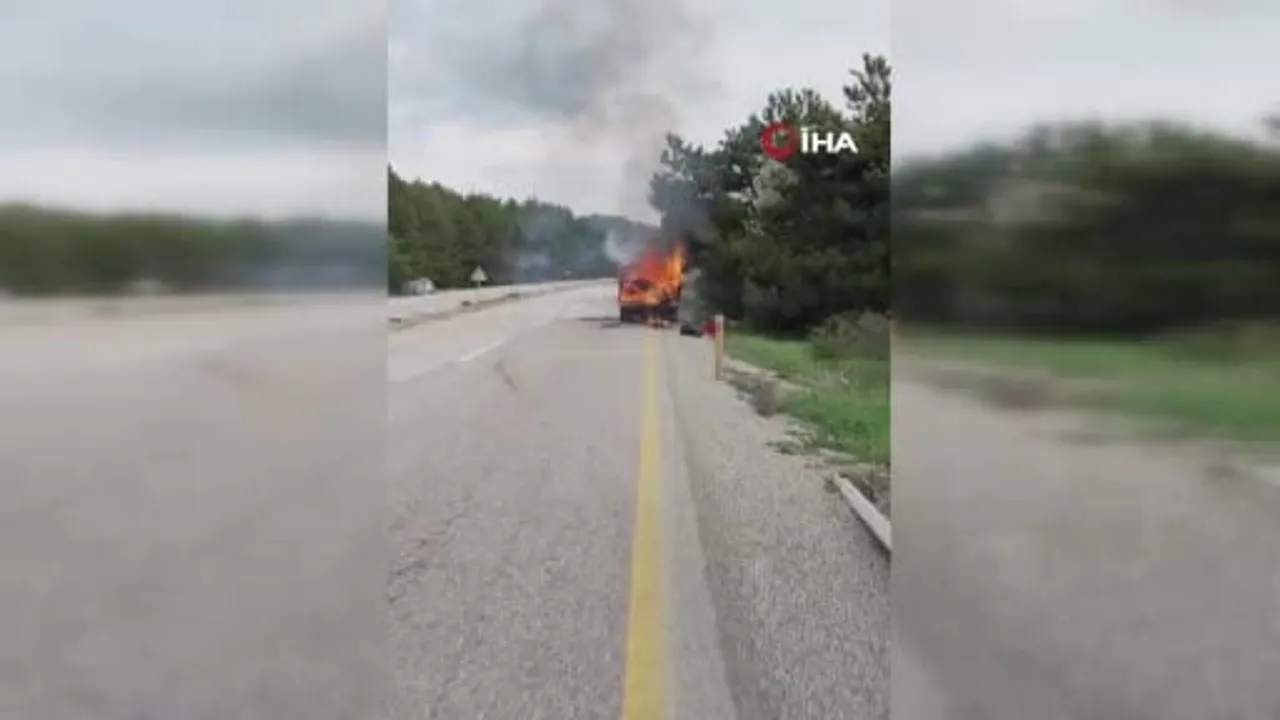 Kastamonu'da seyir halindeki kamyonet alev aldı; itfaiye söndürdü