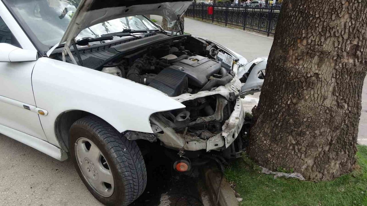 Kastamonu'da virajı alamayan otomobil kaldırımdaki ağaca çarptı, sürücü hastaneye kaldırıldı