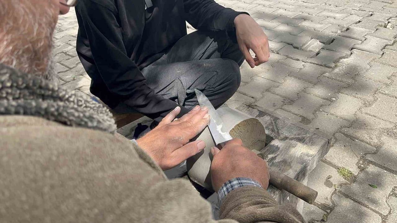 Kastamonu İhsangazi'de bedensel engelli baba ve oğlu 5 yıldır bıçak bileyerek geçimini sağlıyor