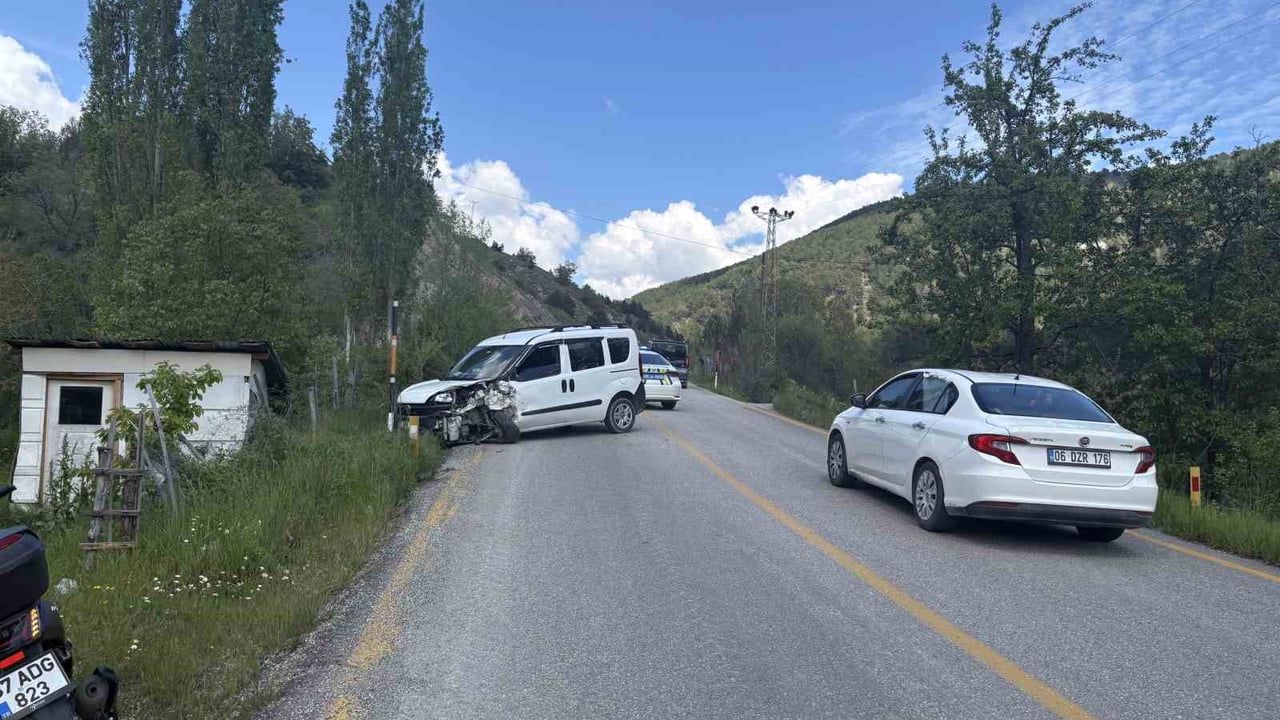 Kastamonu Tosya'da cip ile hafif ticari aracın çarpışması: 3 yaralı