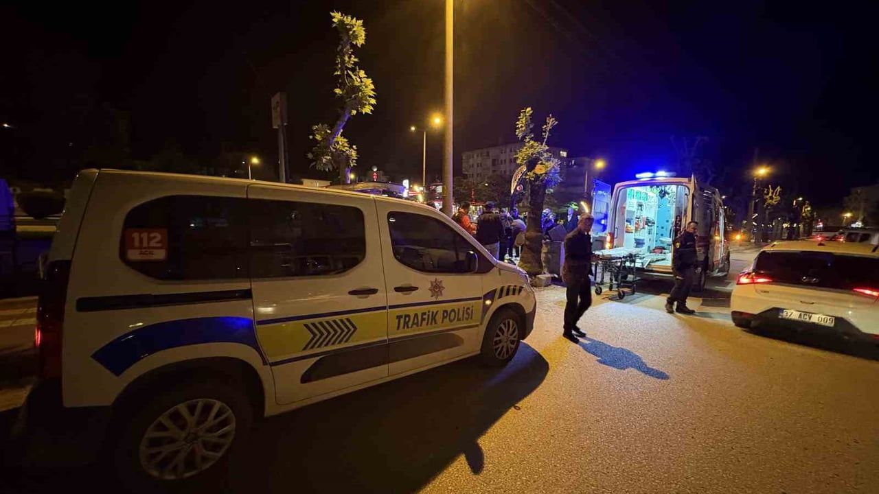 Kastamonu Tosya'da motosiklet park halindeki otomobile arkadan çarptı: Sürücü hastaneye kaldırıldı