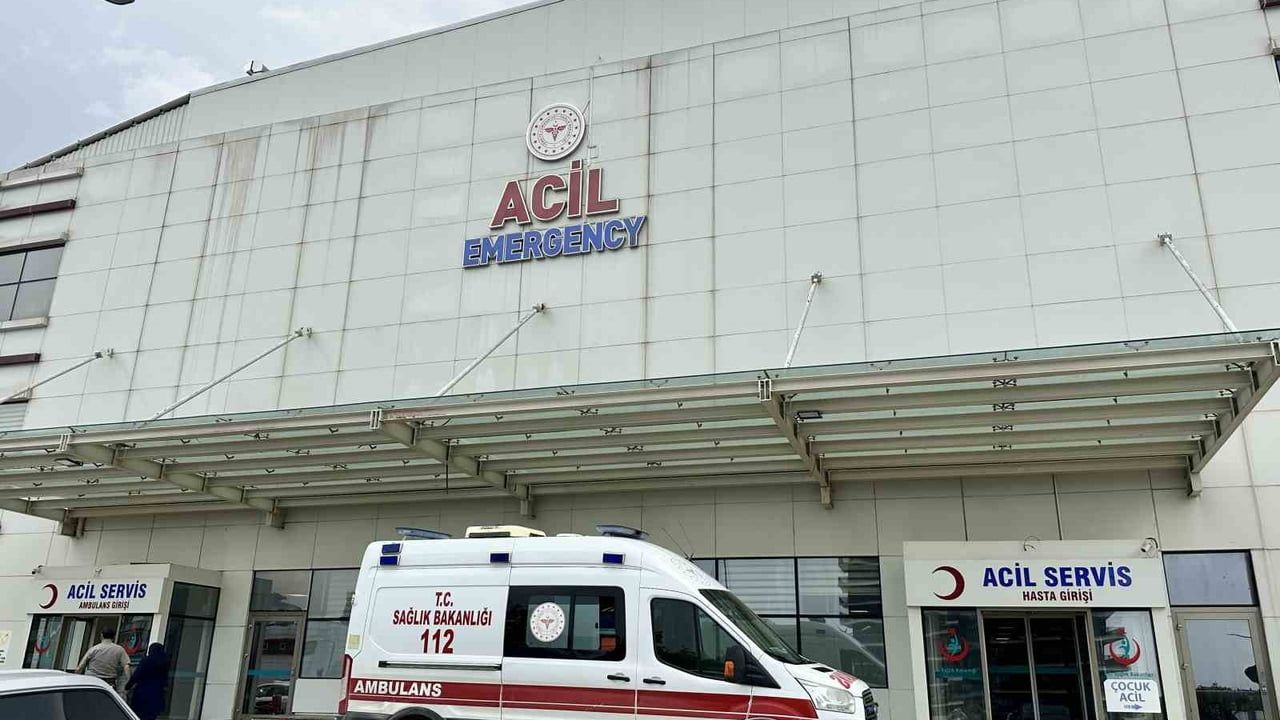 Kastamonu Üniversitesi kampüsünde motosiklet otobüsün altına girdi, sürücü yaşamını yitirdi