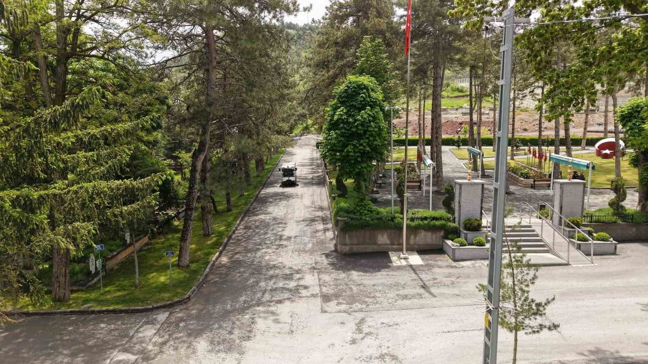 Kayseri Büyükşehir Belediyesi mezarlıkları Kurban Bayramı ziyaretlerine hazır hale getirdi