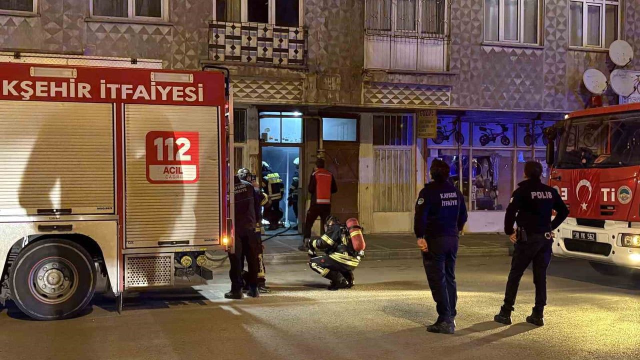 Kayseri'de 5 katlı binanın bodrumunda yangın kontrol altına alındı