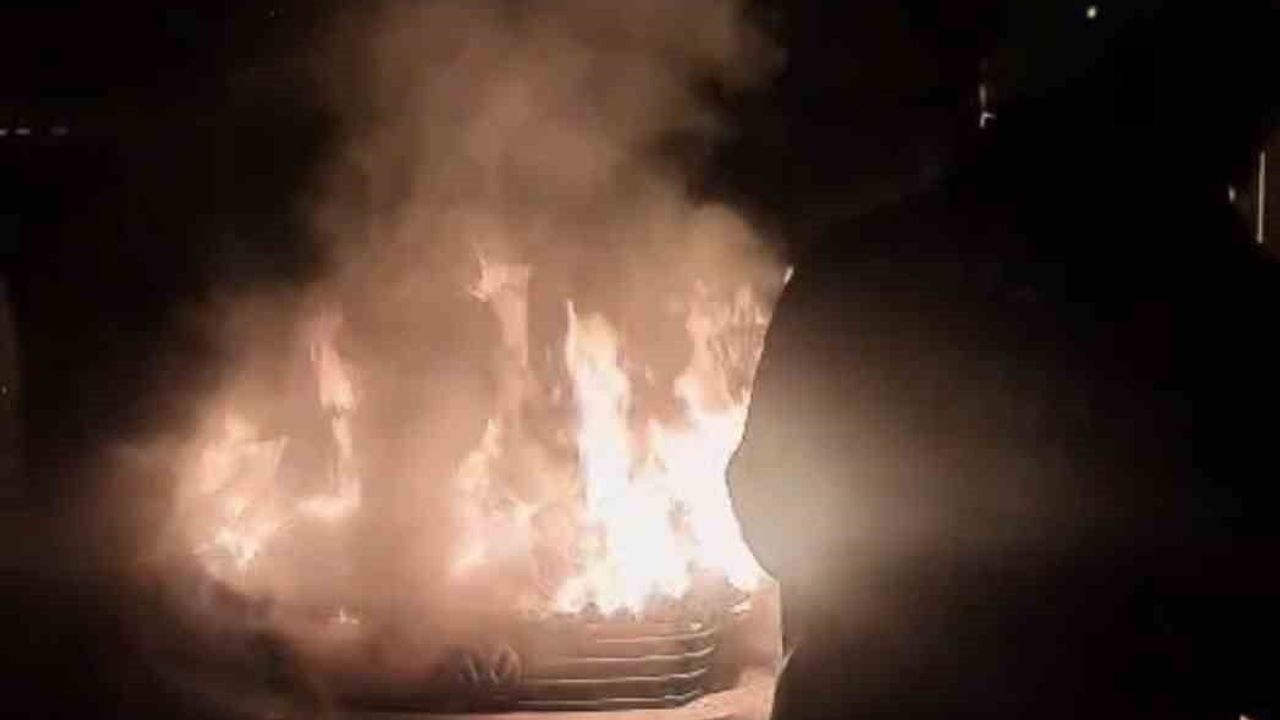 Kayseri'de arızalanan otomobil sanayiye park edildikten sonra motorundan alev aldı