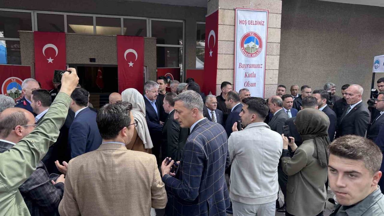 Kayseri'de bayramlaşma: Vali Çiçek trafik kazalarına dikkat çekti, Büyükkılıç esnafa uyarıda bulundu