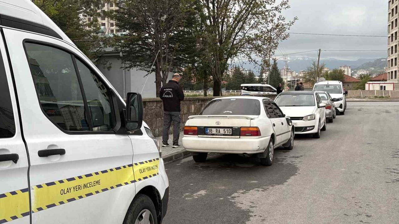 Kayseri'de bıçaklı kavga: Şüphelilerin kaçtığı otomobil ikametlerine yakın park halinde bulundu