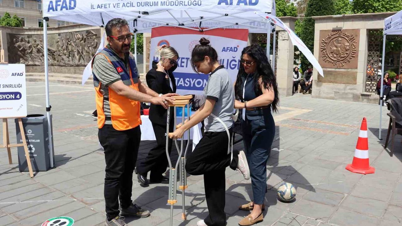 Kayseri'de Empati İstasyonu: Vatandaşlar Engellilerin Günlük Zorluklarını Denedi