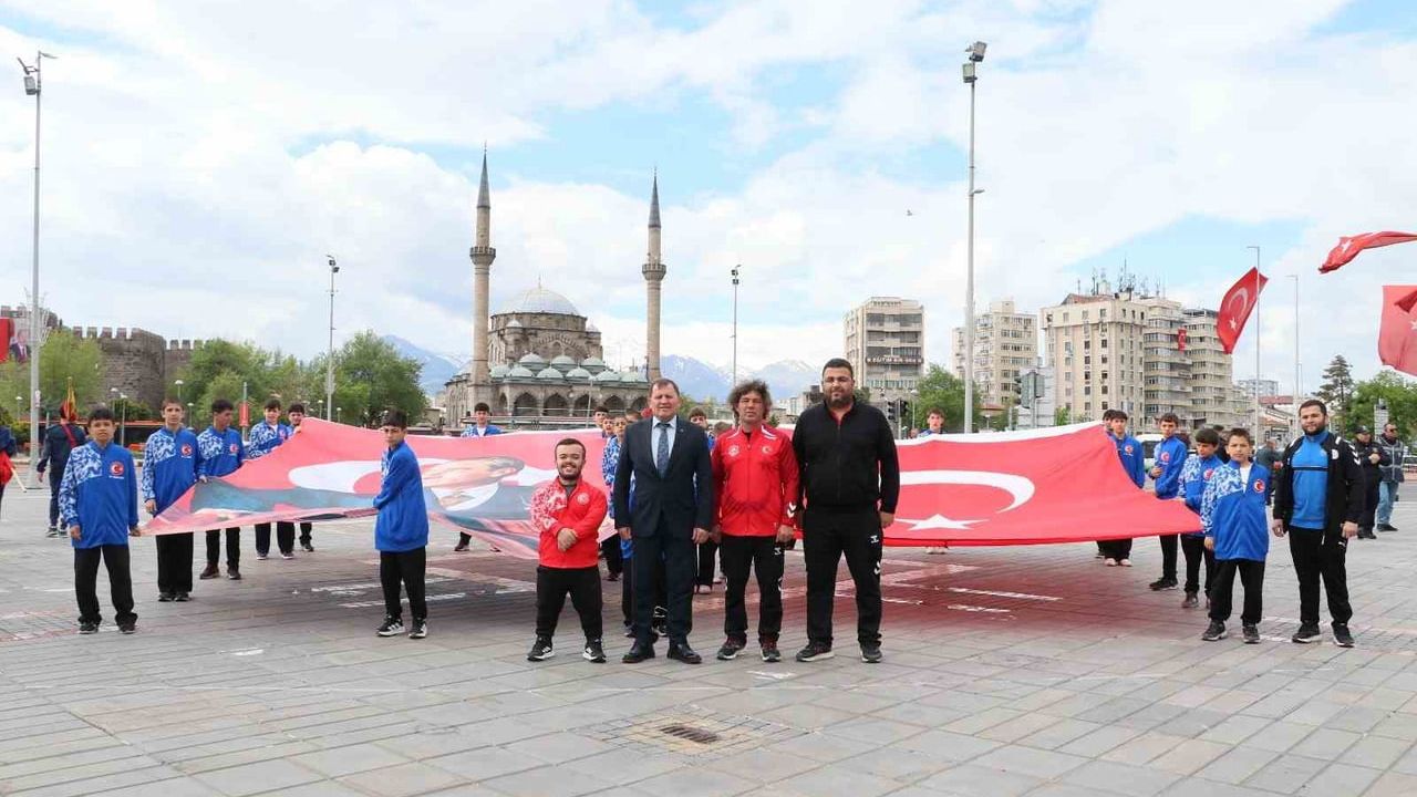 Kayseri'de Gençlik Haftası başladı: 19 Mayıs'ın 107. yıl dönümü törenleri