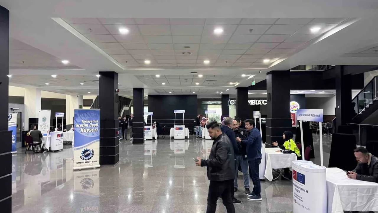 Kayseri'de İŞKUR İstihdam Buluşmaları: Bin 500 İş Arayan 80 Firma ile Görüştü