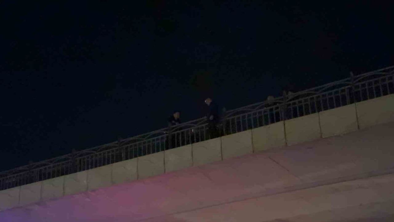 Kayseri'de köprüde intihar girişimi: Polis H.A.'yı ikna ederek indirdi