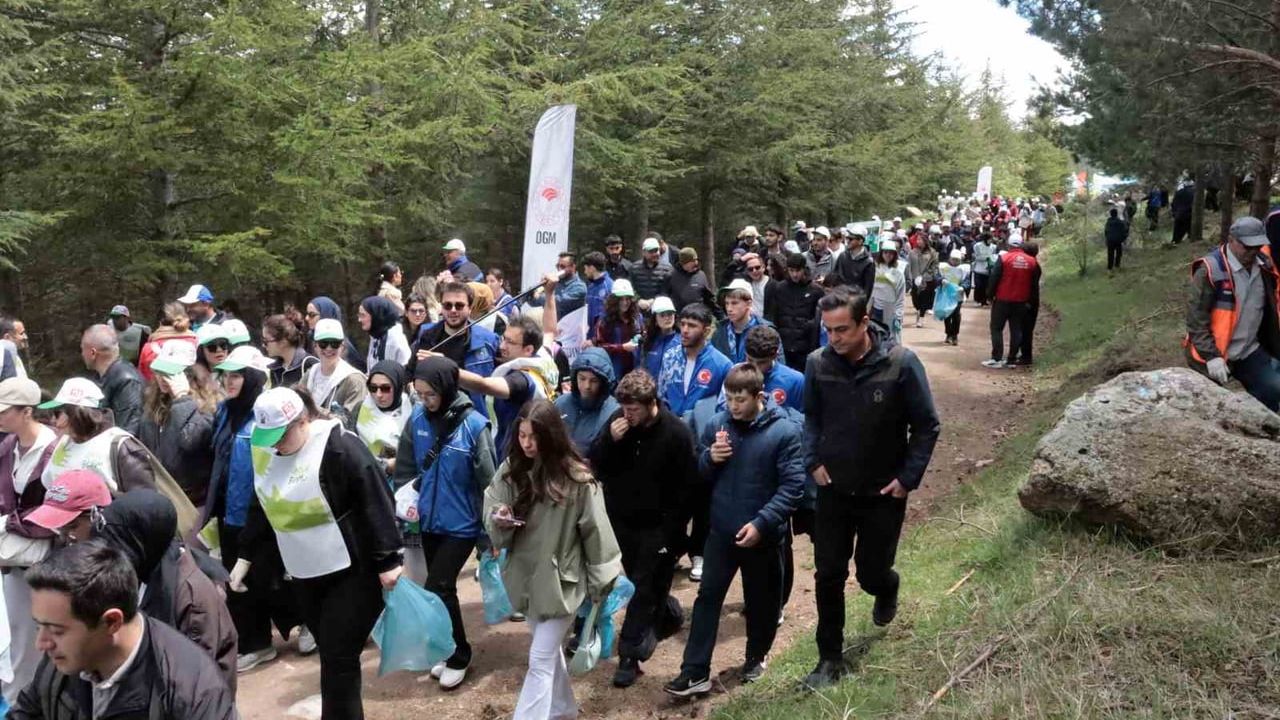 Kayseri'de 'Orman Benim' kampanyası: Lifos ormanlarında protokol ve öğrenciler temizlik yaptı