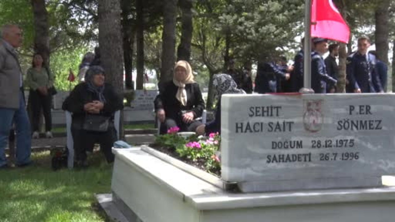 Kayseri'de şehit anneleri Anneler Günü'nde oğullarının kabirlerini ziyaret etti