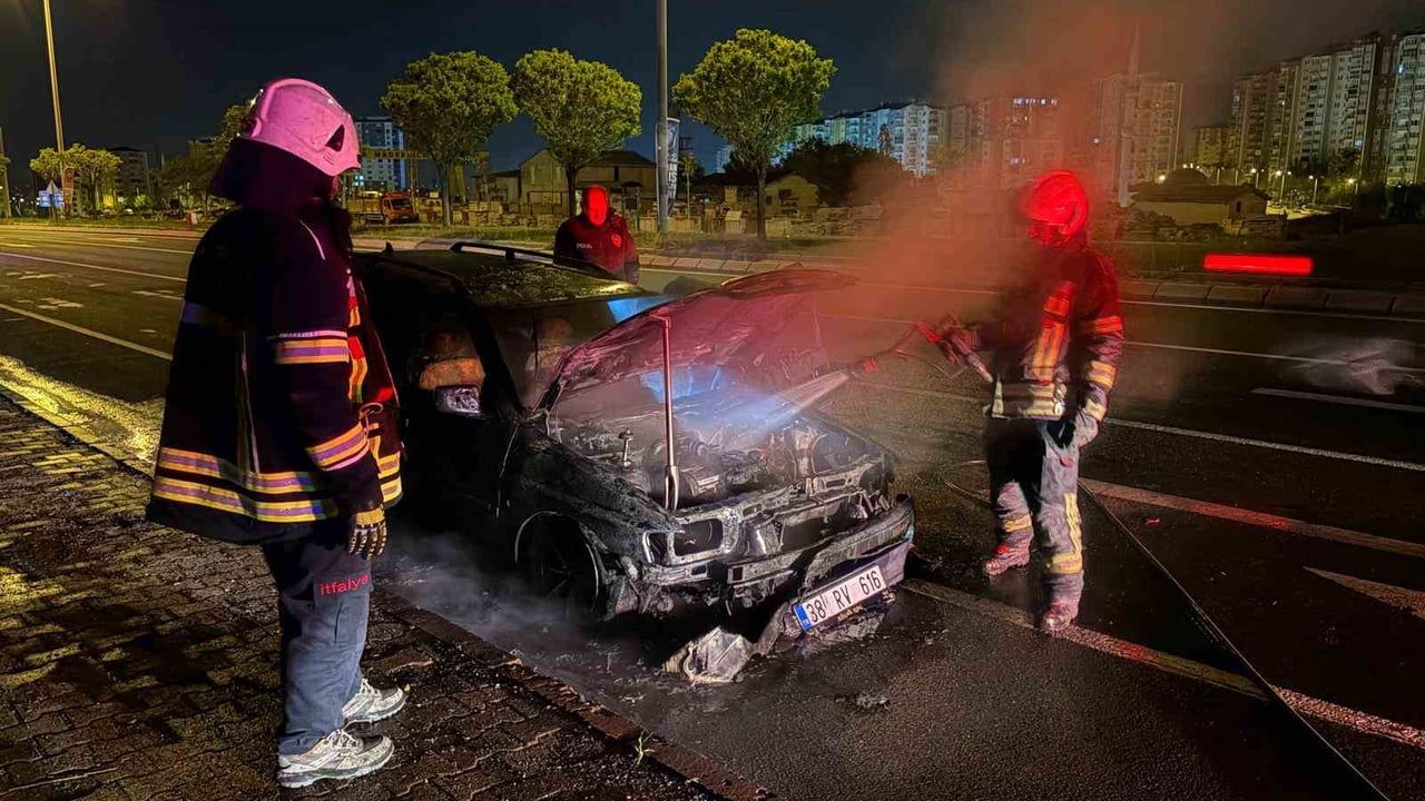 Kayseri'de Seyir Halindeki Otomobil Alev Aldı; İtfaiye Müdahalesiyle Söndürüldü