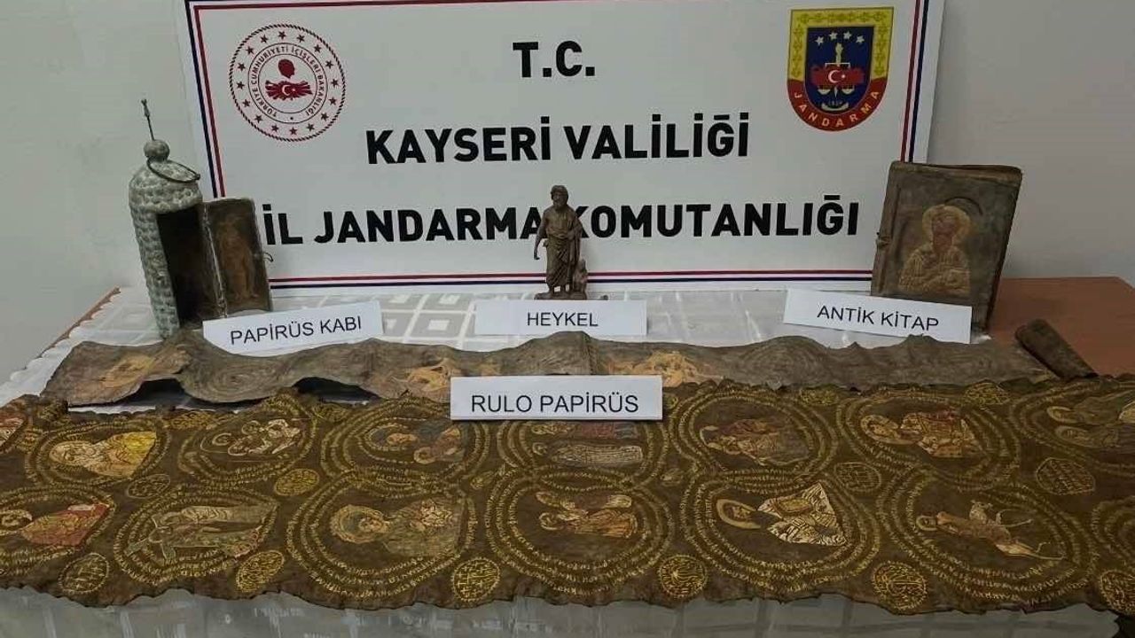 Kayseri'de tarihi eser operasyonu: 1 gözaltı, papirüs ve antik eserler ele geçirildi
