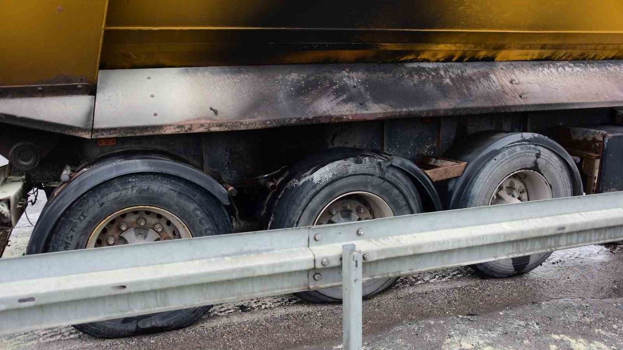 Kayseri'de Tır Dorsesinin Lastik Yangını Polis ve İtfaiye Ekiplerince Söndürüldü