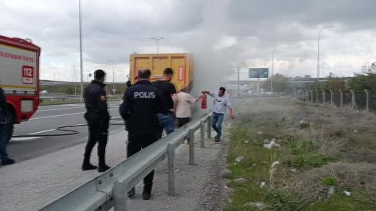 Kayseri'de Tır Lastiklerinde Çıkan Yangın Polis ve İtfaiye Müdahalesiyle Söndürüldü