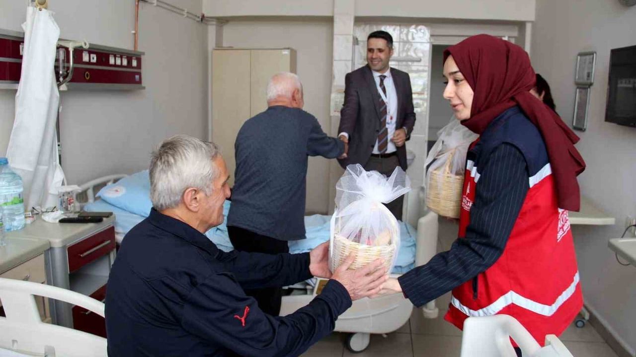Kayseri Devlet Hastanesi'nde Kayseri Vakıflar Bölge Müdürlüğü'nden Hastalara Moral Ziyareti