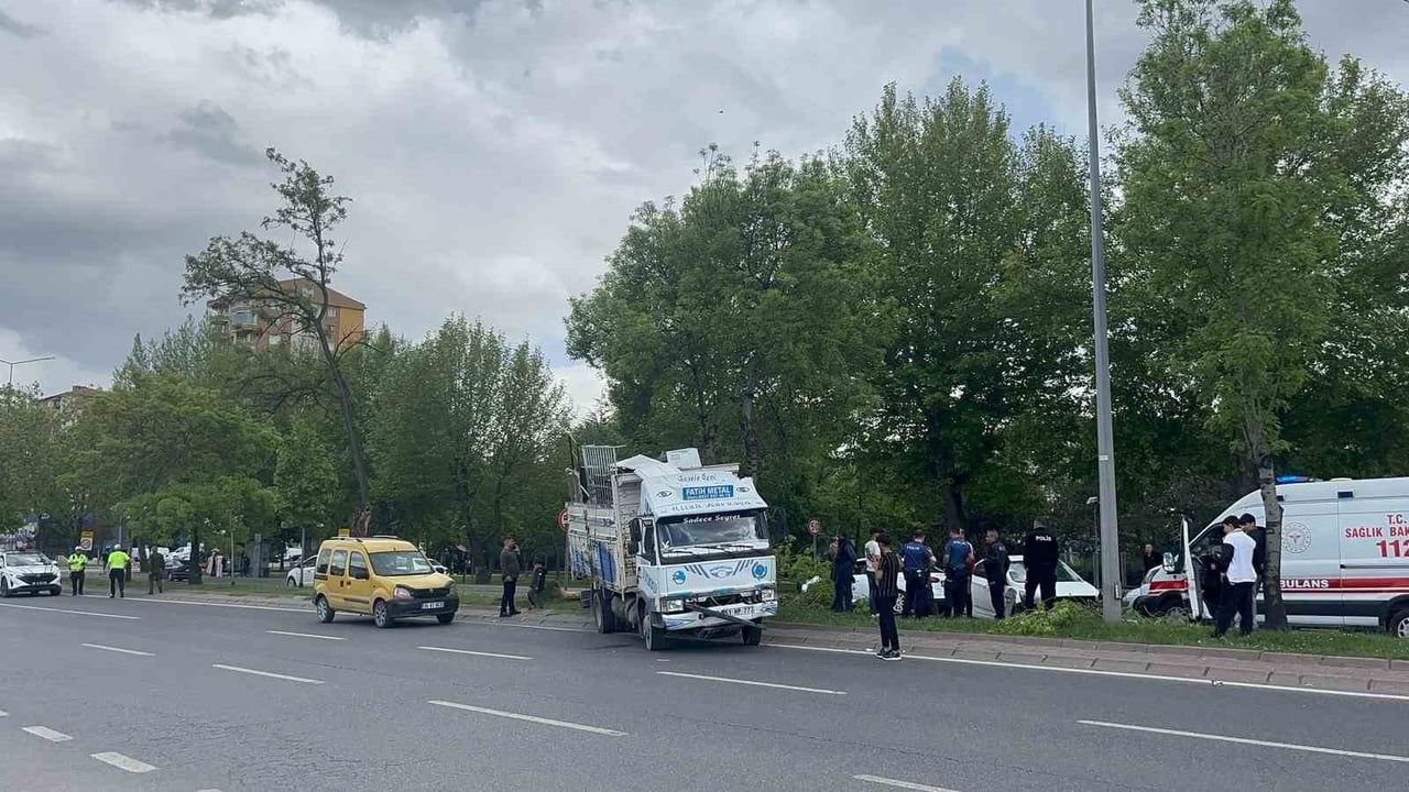 Kayseri Melikgazi'de kamyon ile otomobil çarpıştı: 1 kişi yaralandı