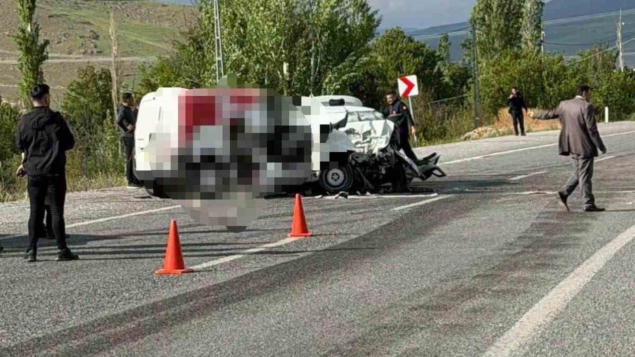 Kayseri Yahyalı’da otomobil ile hafif ticari araç çarpıştı: 1 ölü, 2 yaralı