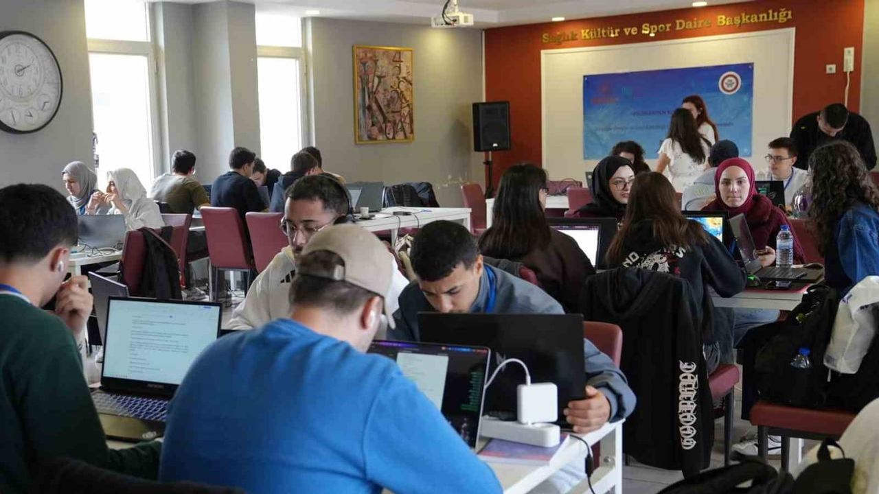 KBÜ'de Fikirlerden Kodlara Hackathon: Öğrenciler 24 Saatte Web ve Mobil Proje Geliştirdi