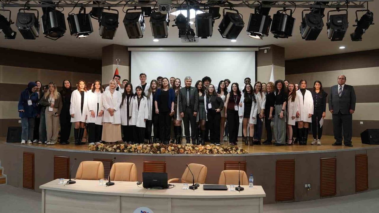 KBÜ Kimya Bölümü'nde Birinci Sınıf Öğrencileri İçin Önlük Giyme Töreni