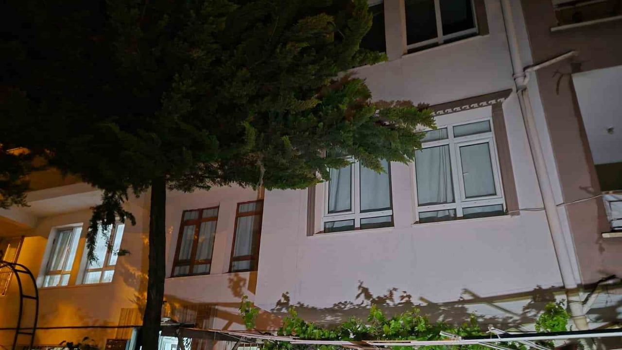 Keçiören'de tekrar alevlenen ağaç bir daireyi kullanılamaz hale getirdi; sakinler itfaiyeyi ihmalle suçluyor