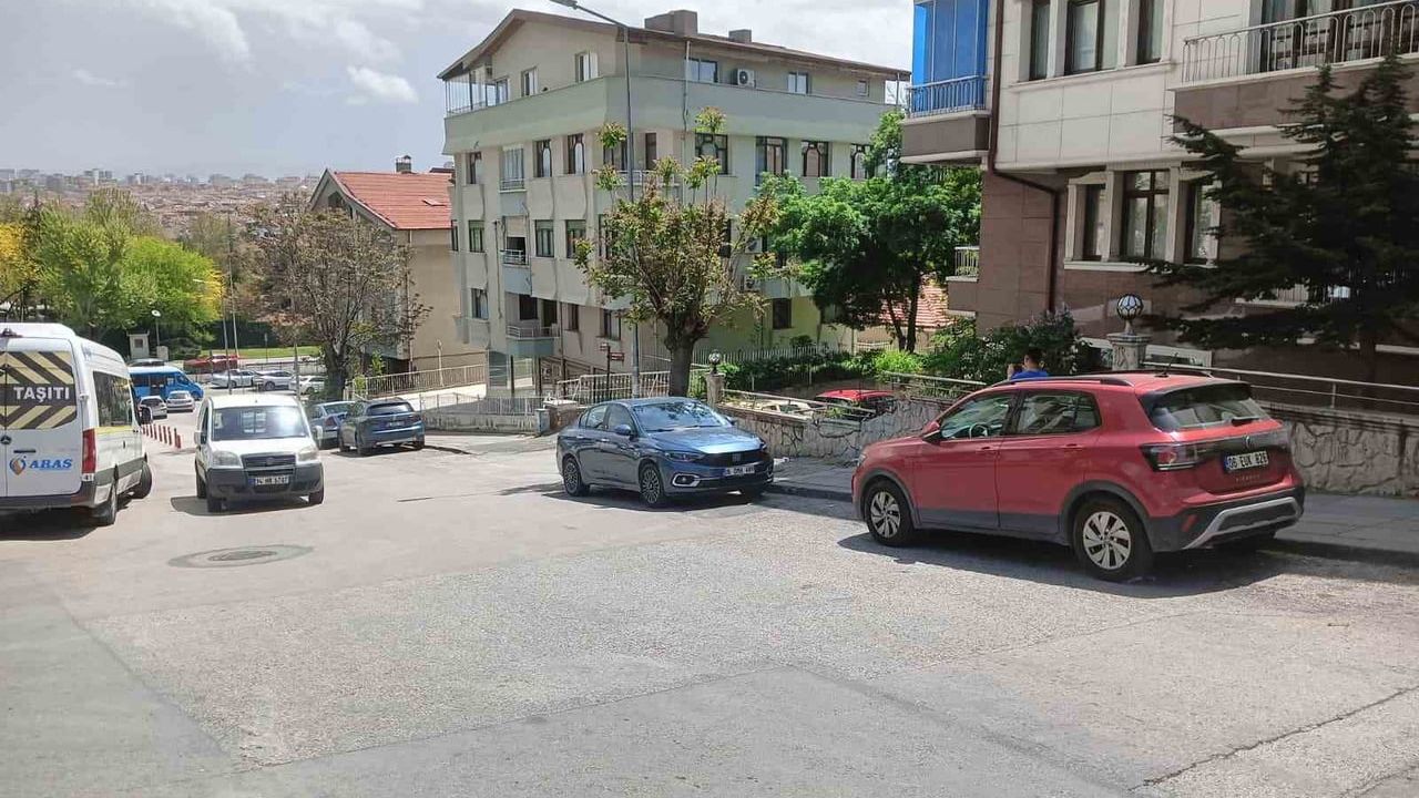 Keçiören'de yağışta kayan özel halk otobüsü park halindeki araca ve apartman duvarına çarptı