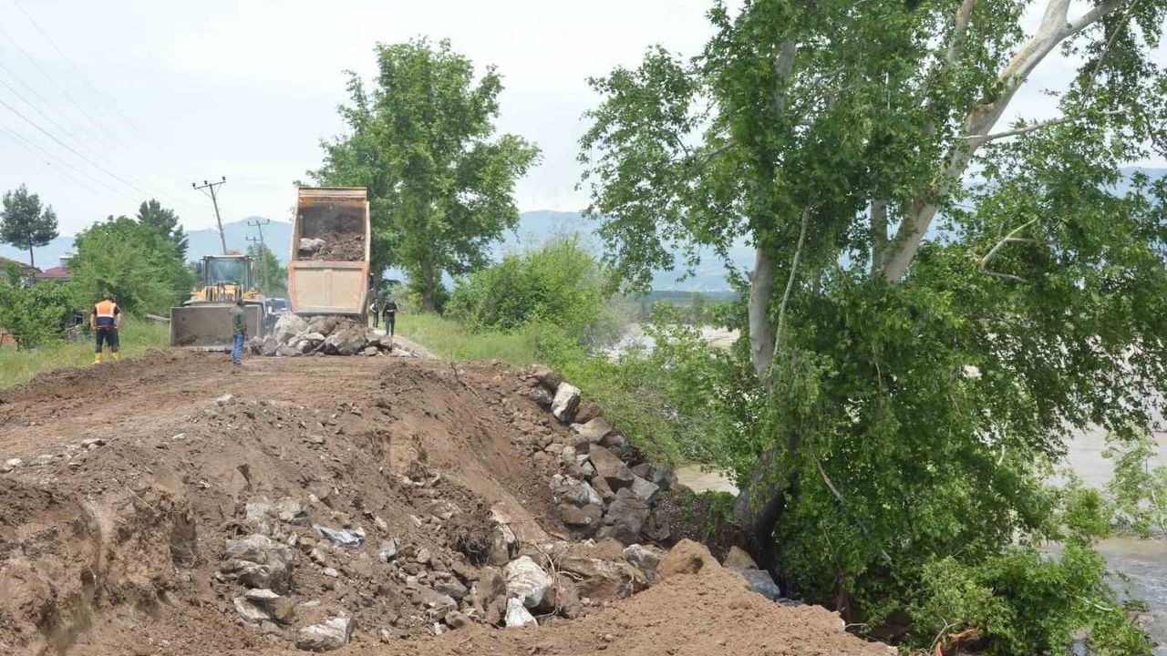 Kelkit Çayı Niksar'da yön değiştirerek yolu çökertti; Erbaa'da seralar sular altında
