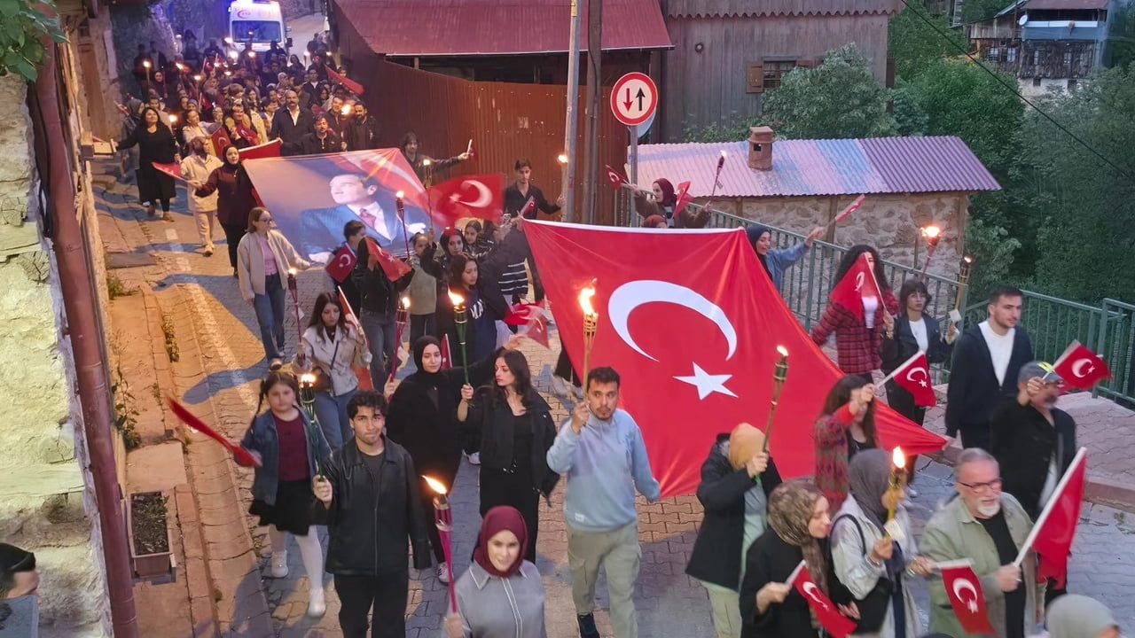 Kemaliye'de 19 Mayıs coşkusu fener alayıyla kutlandı