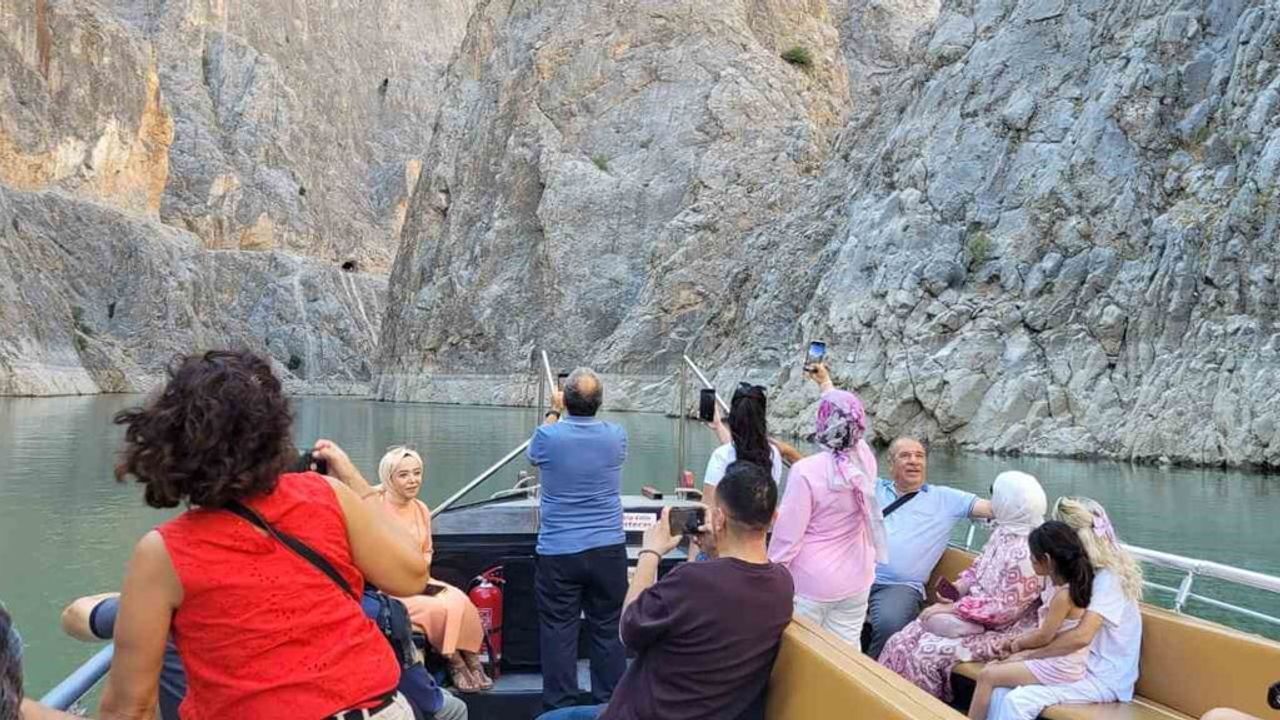 Kemaliye'de Karanlık Kanyon: Tekne Turları, Dağ Keçileri ve UNESCO Süreci