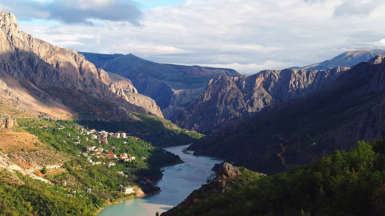 Kemaliye'de kayalığın zirvesine yapılan ev: 96 basamakla ulaşılan bir yaşam alanı