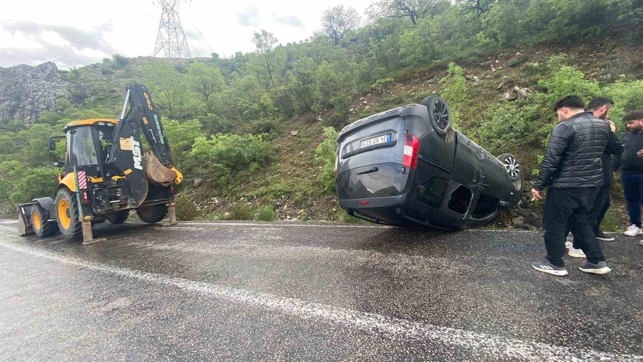Kemaliye'de sağanak yağışta araç takla attı, sürücü hafif sıyrıklarla kurtuldu