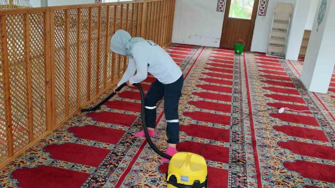 Kemer Belediyesi, Kurban Bayramı Öncesi 32 Cami ve Mescitte Temizlik Seferberliği