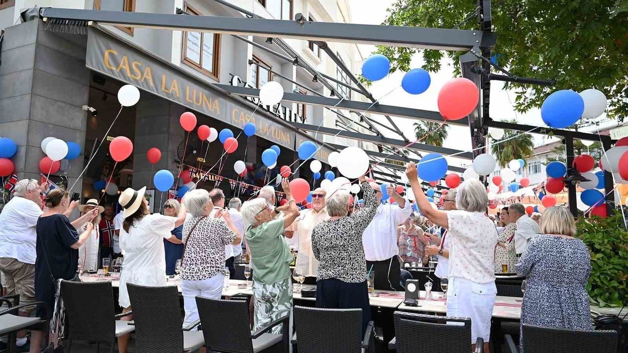 Kemer'de Norveç Anayasa Günü kutlaması: Belediye yetkilileri karanfil verdi